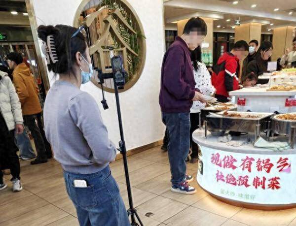  餐饮店取餐区频频直播，顾客肖像无意入镜；引流行为如何守住隐私红线？ 新闻 餐饮店取餐区频频直播，顾客肖像无意入镜；引流行为如何守住隐私红线？ 新闻