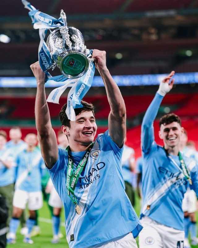  曼城捧起英联杯奖杯，胡桑诺夫书写乌兹别克足球新篇章。 体育新闻 曼城捧起英联杯奖杯，胡桑诺夫书写乌兹别克足球新篇章。 体育新闻