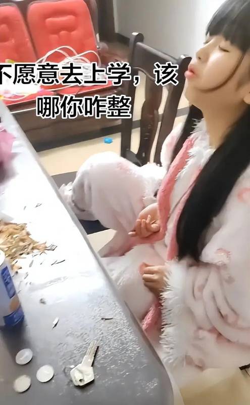  青春期拒学行为的心理机制与系统性干预策略 情感心理