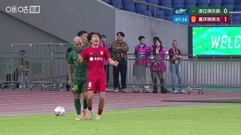 绿茵场上的失控时刻：当情绪战胜理智，职业球员该如何自处