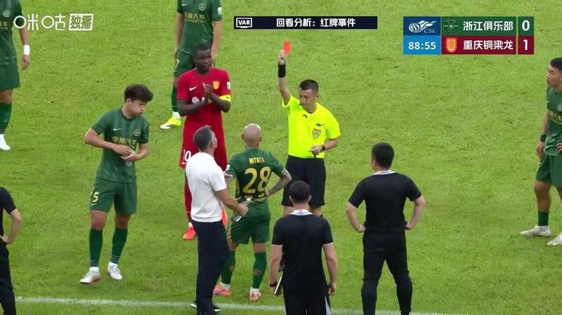  绿茵场上的失控时刻：当情绪战胜理智，职业球员该如何自处 体育新闻