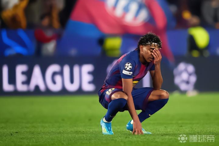  当命运的天平在诺坎普倾斜：一场关于红牌、梦想与不甘的欧冠故事 体育新闻