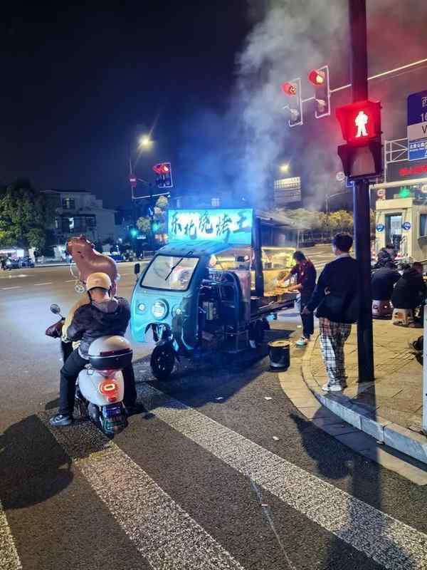 城市治理精细化进程的深层困境:龙联路夜间占道经营问题的系统性剖析与对策研究 新闻 城市治理精细化进程的深层困境:龙联路夜间占道经营问题的系统性剖析与对策研究 新闻